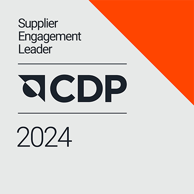 「CDP サプライヤー・エンゲージメント・リーダー 2024」のロゴマーク。左上に「Supplier Engagement Leader」、中央に「CDP」のロゴ、下に「2024」と記載され、右上はオレンジ色の三角形で彩られている。