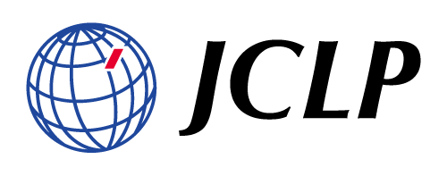 青い地球儀の線画と赤い斜線のシンボルマークの横に、黒い斜体文字で「JCLP」と書かれたロゴ。